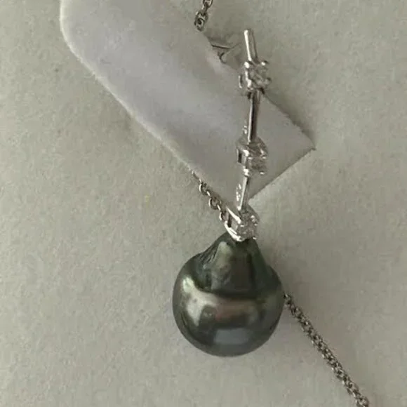 Gorgeous 14kwg, Diamond & Tahitian Pearl Necklace & Earrings